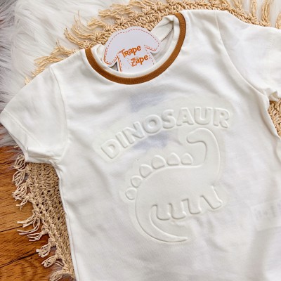 Conj. Camiseta Dinossaur e Bermuda em Moletinho - Off White e Caramelo